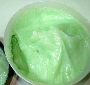 A máscara Menta Pimenta é brilhante, esverdeada e com consistência gelatinosa