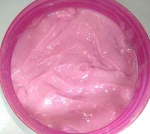 A Glossy Mask Glamour é densa, rosa e com partículas de brilho