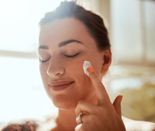 O protetor solar físico forma uma barreira que protege a pele da luz visível