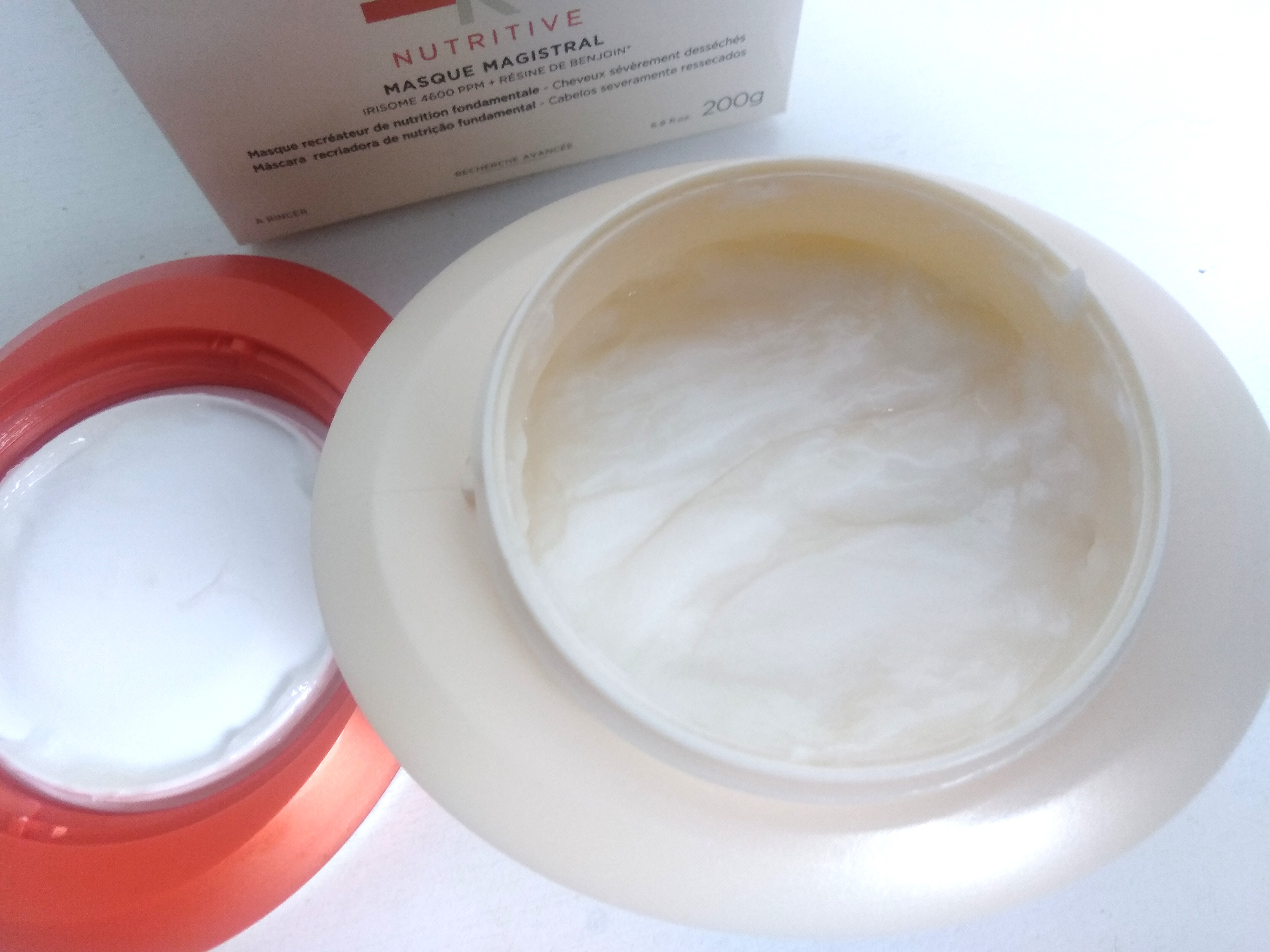 A máscara Magistral da Kérastase possui consistência bem densa e cor perolada