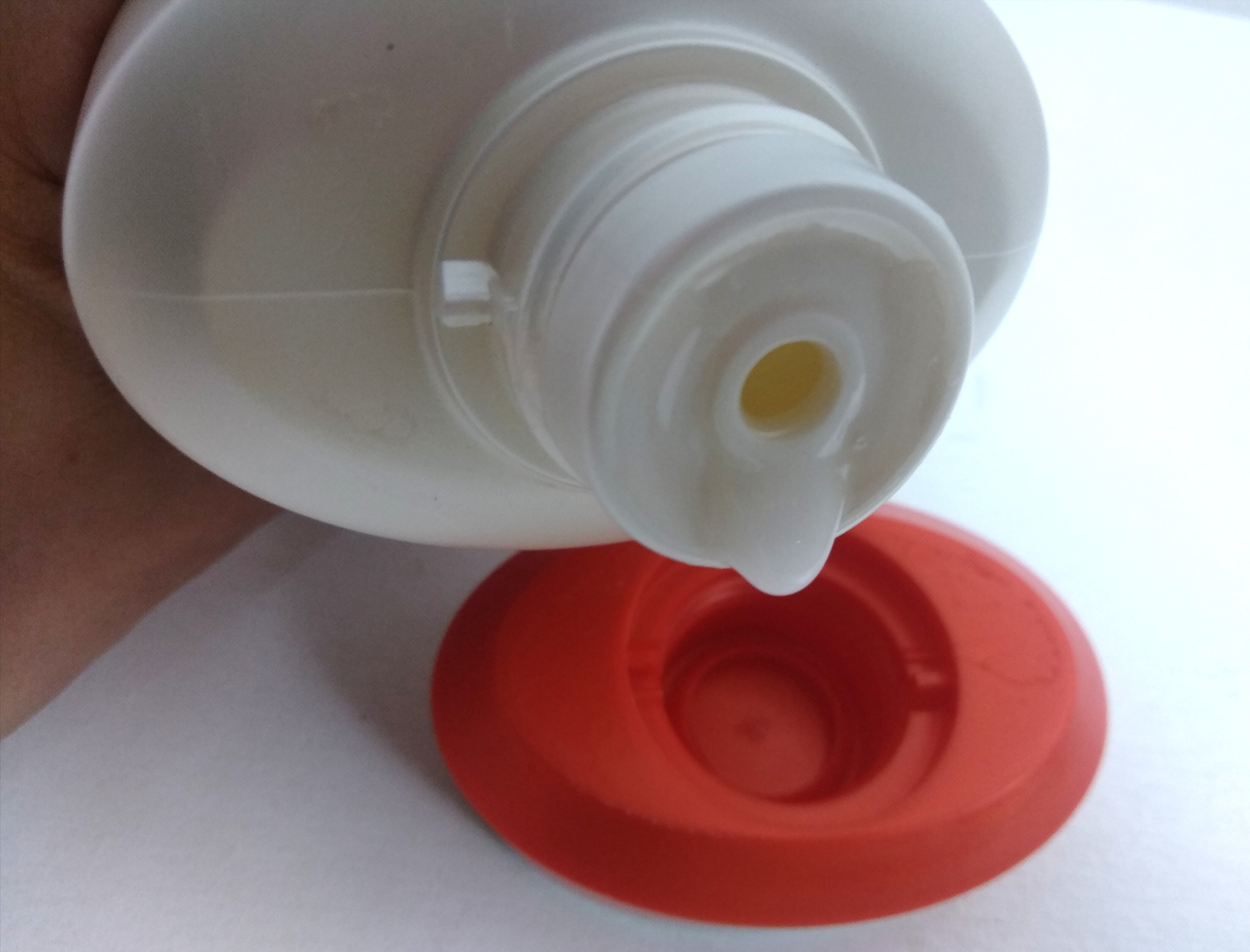 O shampoo Bain Satin 2 é perolado e levemente cremoso