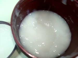 A máscara Inner Restore Intensif da Senscience é branca e com consistência densa