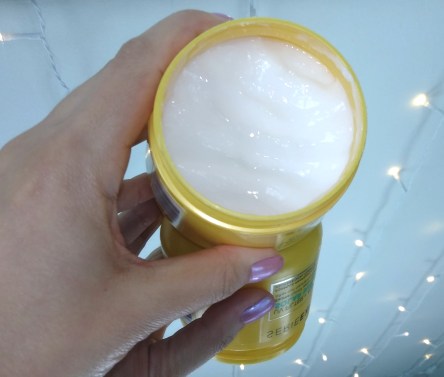 A máscara Solar Sublime é branca e densa