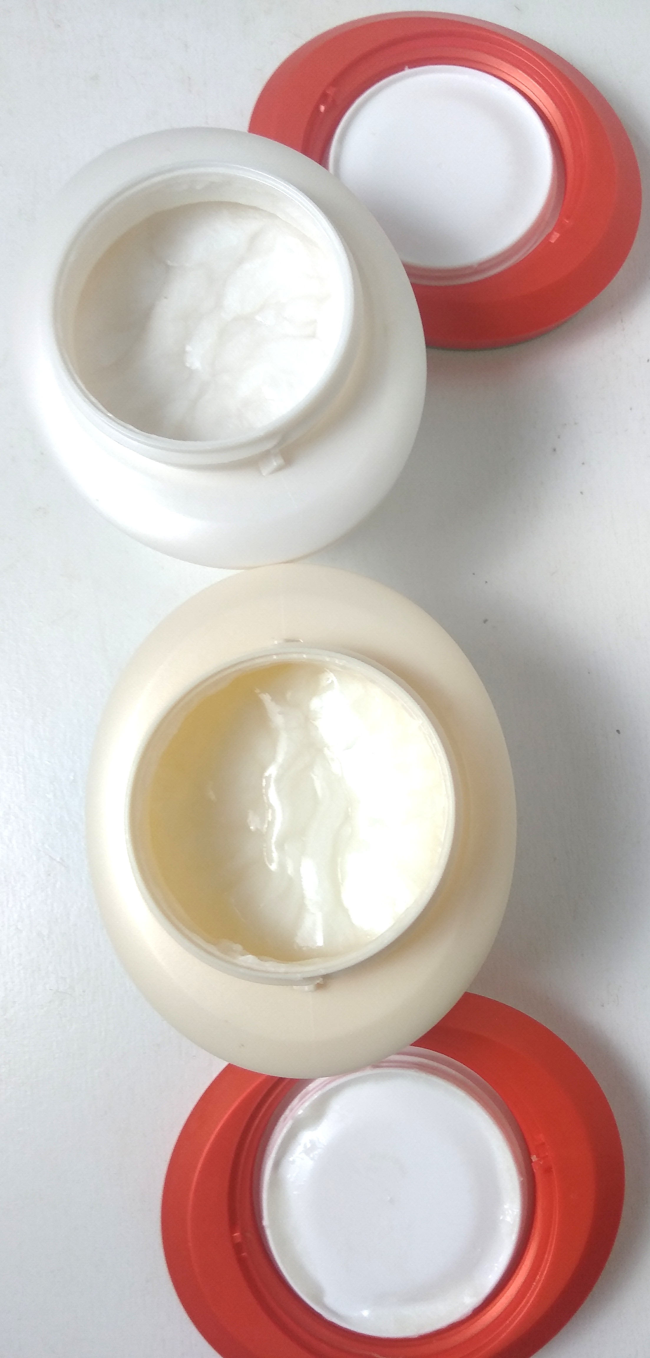 Masquintense e Magistral: ambas possuem consistência densa. A Masquintense é branquinha e a Magistral um tom creme claro.Ambas são peroladas e muito cheirosas