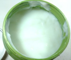 A máscara Force Relax possui cor branca e textura densa