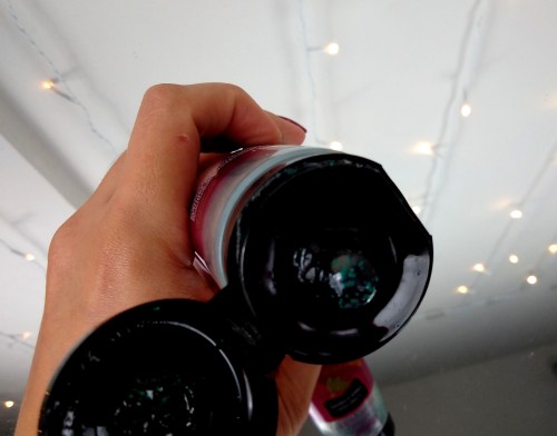 O esfoliante capilar Monange é transparente com partículas verdes de Jojoba