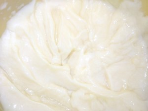 A máscara Absolut Repair Cortex Lipidium é densa e amarela