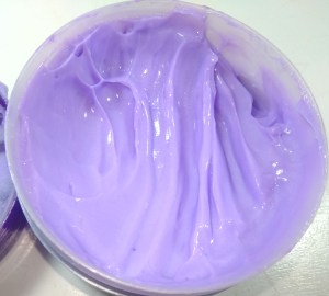 A máscara de reconstrução KNUT CRISTAL é cremosa e roxa