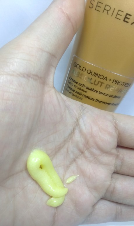 O leave-in Gold Quinoa + Protein é amarelo e possui consistência densa
