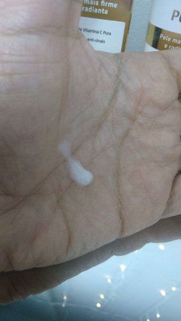 O sérum de vitamina C Pura da Vult é denso e siliconado