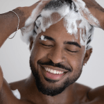 Homem lavando o cabelo