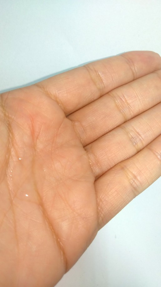 A Super Hyaluronic Lotion Premium da Hada Labo é transparente, fluida e viscosa