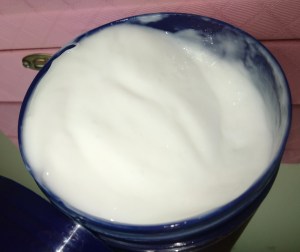 A máscara Yenzah Cronograma Capilar 3 em 1 é branca e não muito densa