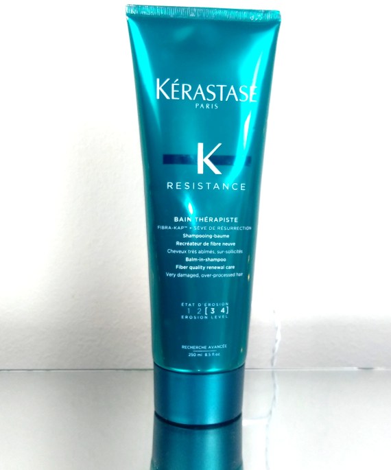 O shampoo Therapiste da Kératase é bem denso e indicado para cabelos muito danificados