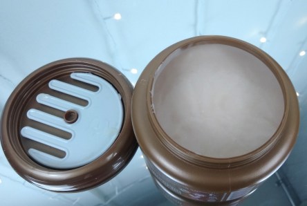 A máscara Nutri Ouro é densa, na cor creme e com partículas douradas