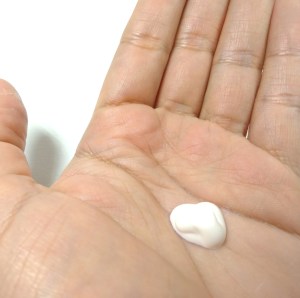 O Cutisanol gel é branco e levemente cremoso