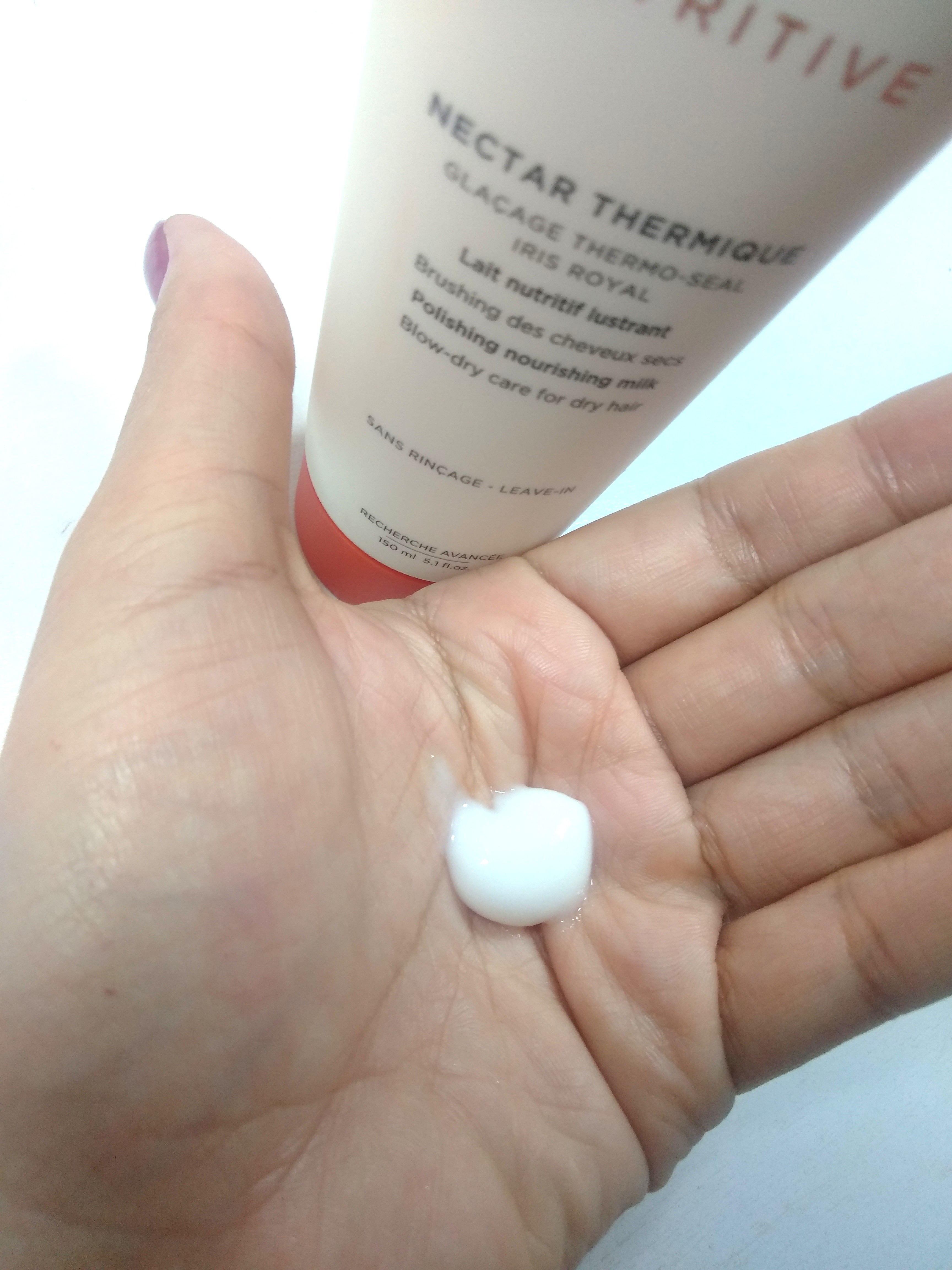 O leave-in Nectar Thermique tem consistência leve e possui cor branca