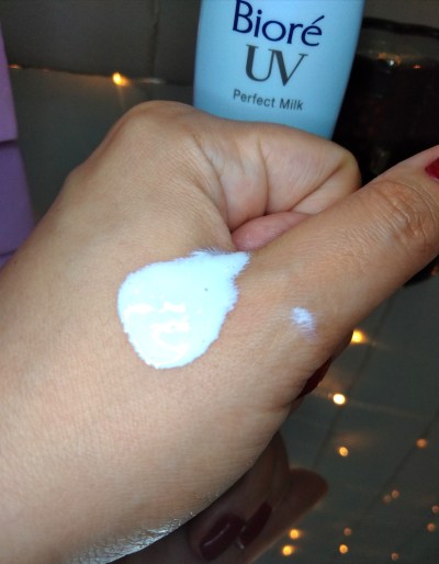 O protetor Bioré UV Perfect Milk é branco e fluido