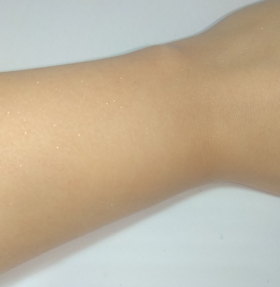 A Geleia Corporal Ilumiadora tem muitas partículas de mica dourada