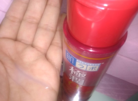 A loção Hada Labo Gokujyun Alpha é fluida e leitosa