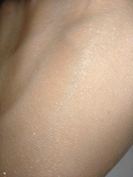 O pó Payot 04 tem partículas discretas de brilho 