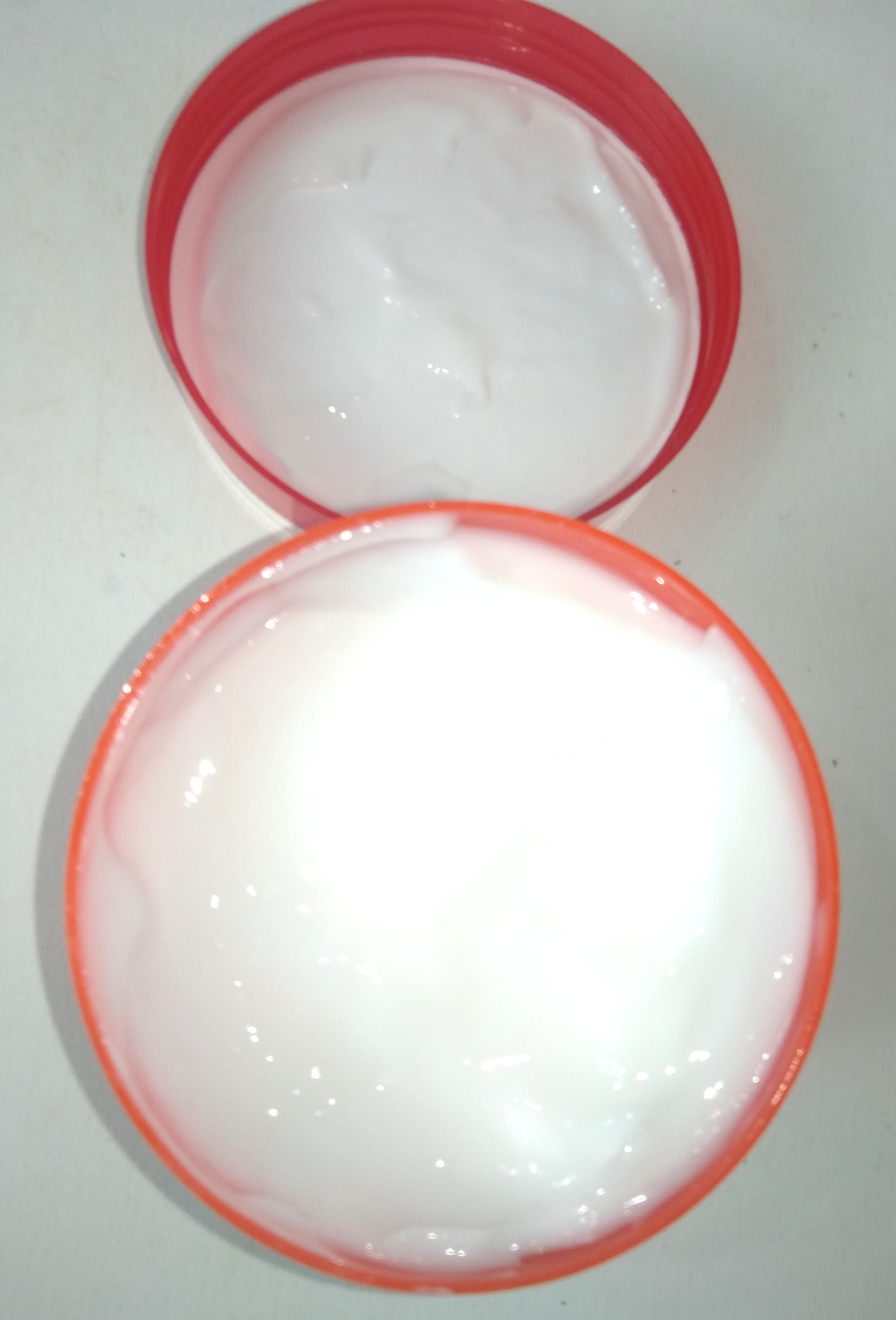 A máscara Argan Oil Lee Stafford possui cor branca e consistência leve