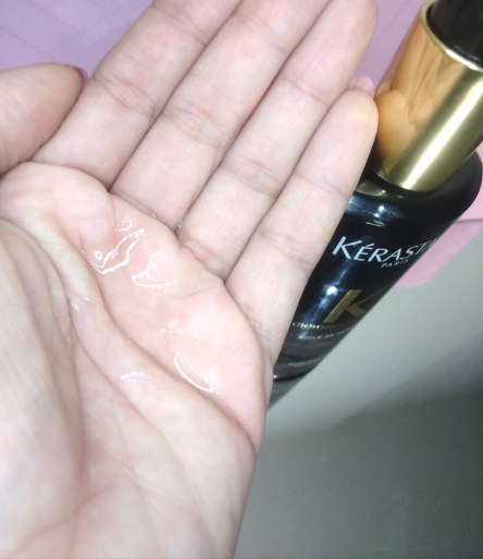 O Óleo Chronologiste da Kérastase possui consistência média 