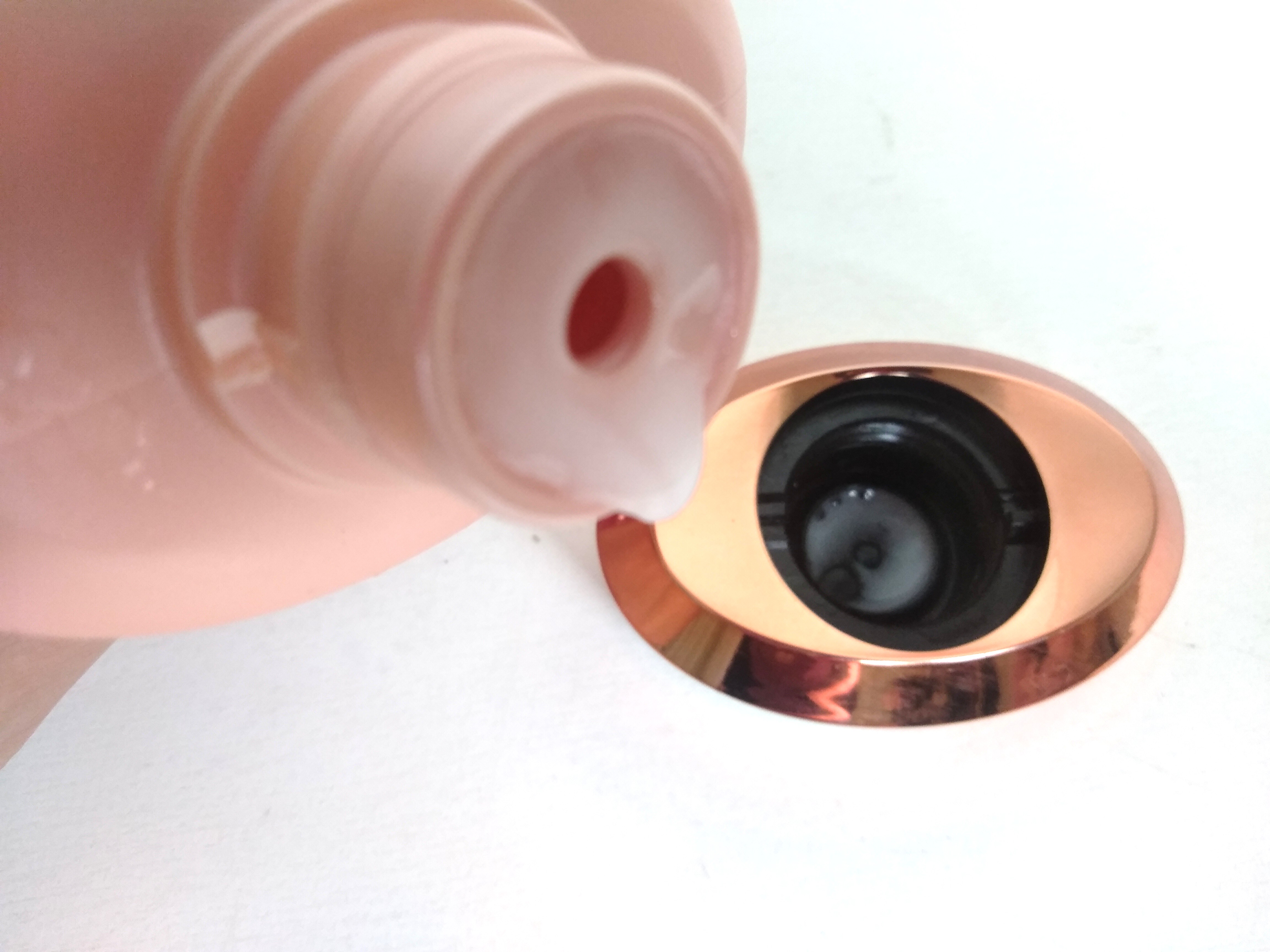 O shampoo Bain Fluidealiste é perolado e levemente cremoso