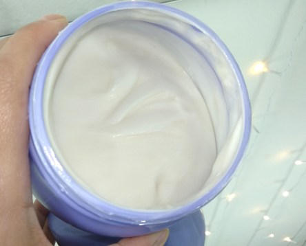 A máscara Blondifier Gloss é gelatinosa e possui cor clara