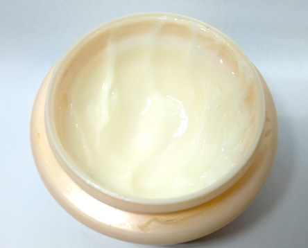 O leave-in Magistrale da Kérastase é claro e denso