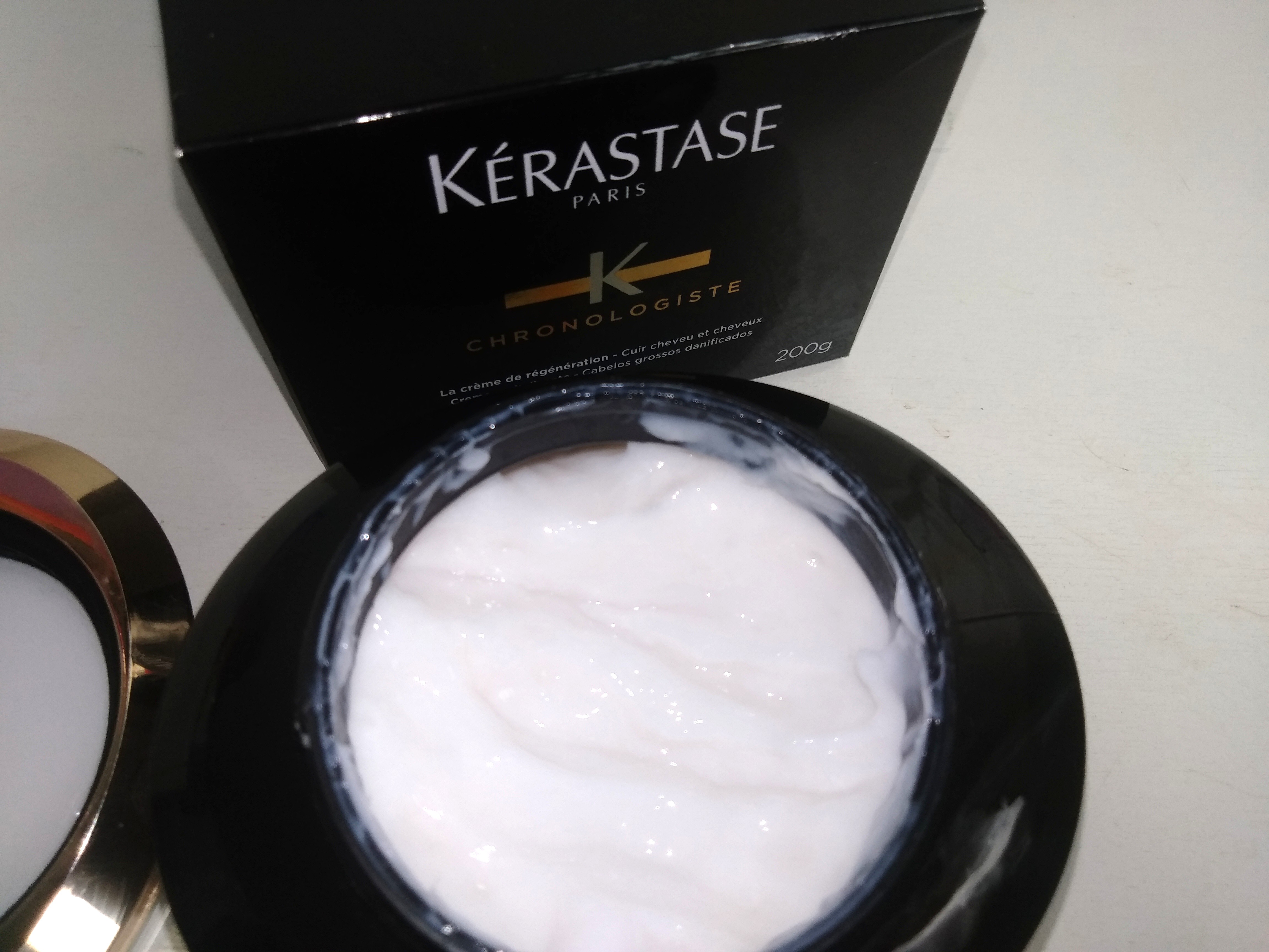 A máscara Chronologiste é branca e possui consistência densa