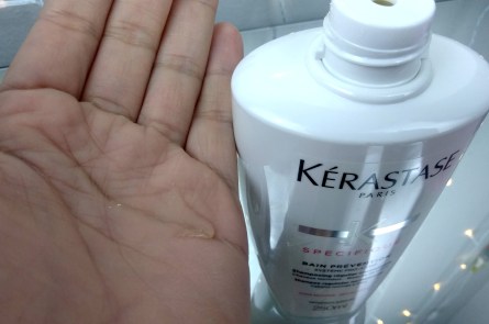 O shampo Bain Prévention da Kérastase é transparente e não resseca os fios