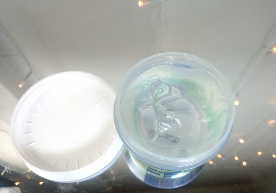 O hidratante em gel Nivea é transparente e possui cheiro intenso