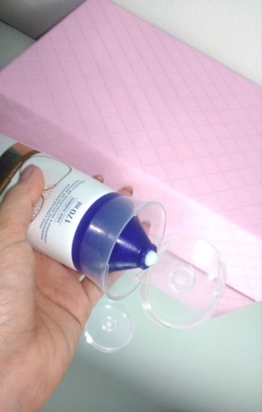 O Super Condicionador 1 Minuto da Dove é branco e denso