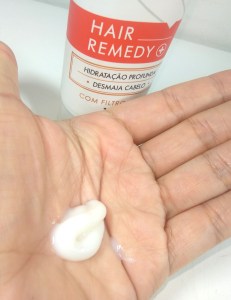 O leave-in Milk Hair Remedy da KNUT é branquinho e consistente