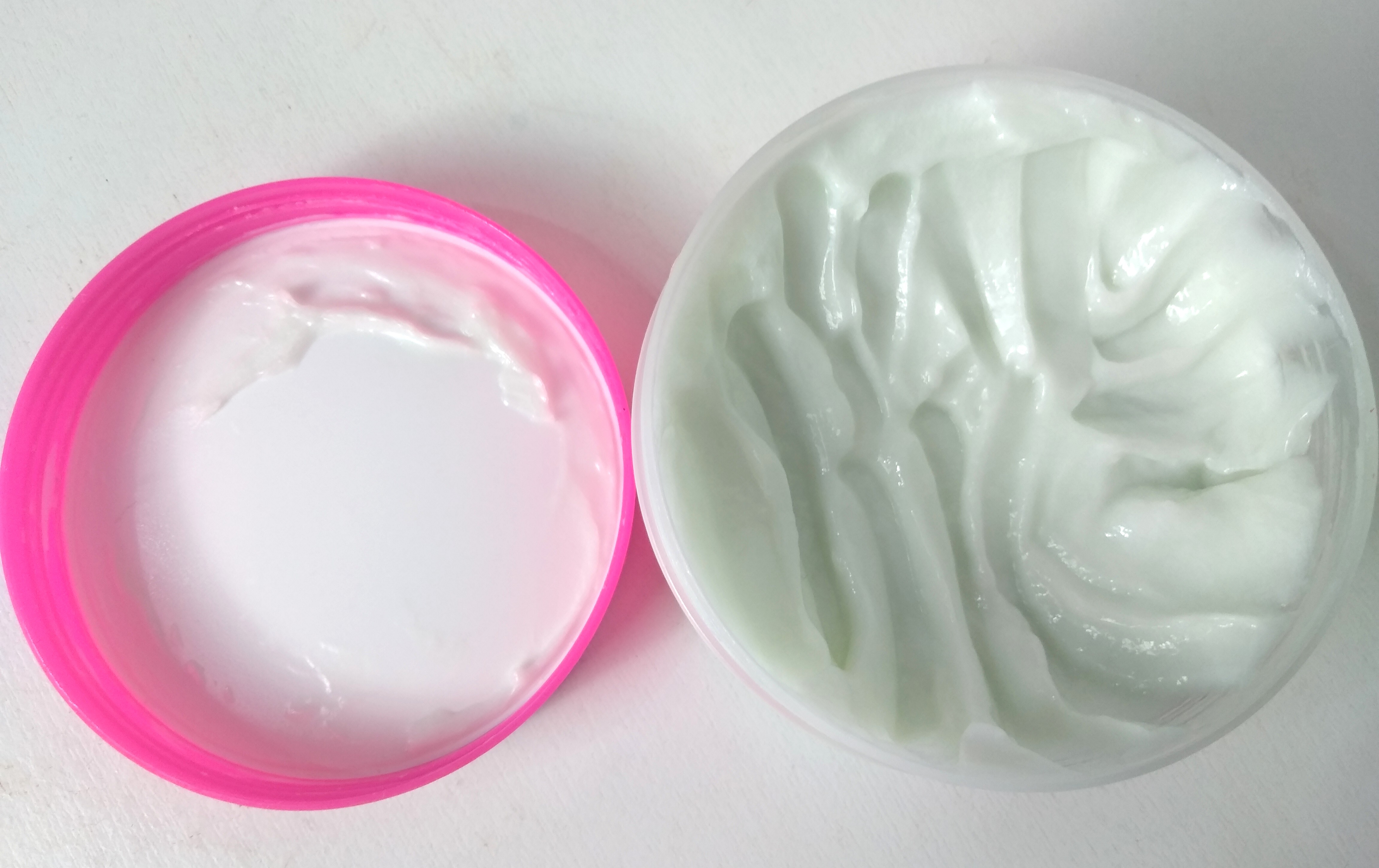 A Lee Stafford Cactus Crush Moisture Mask possui consistência densa e cor clara levemente esverdeada