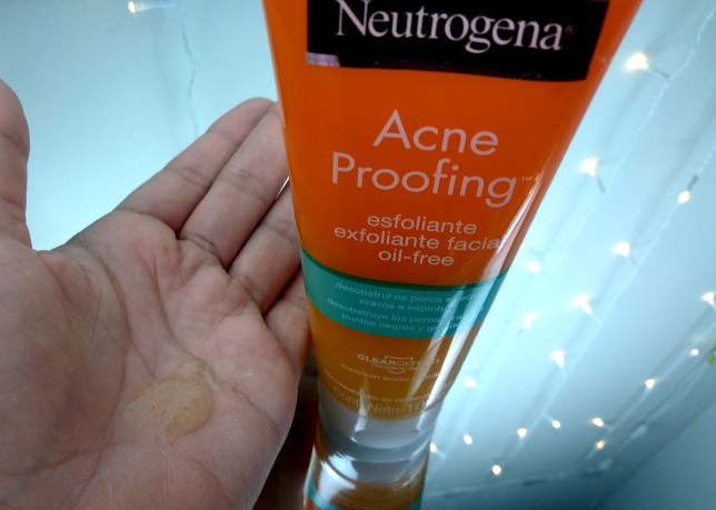 O esfoliante Acne Proofing da Neutrogena é transparente com microesferas brancas e laranjas